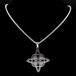 Poliertes Edelstahl-Halskette mit Keltenknoten-Anhänger und Gliederkette auf schwarzem Grund