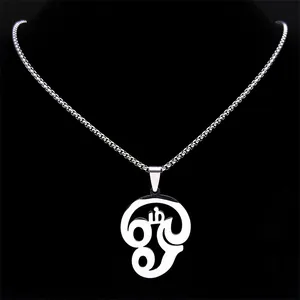 Pendentif yoga Tamil Om en acier inoxydable argenté poli avec collier sur fond noir