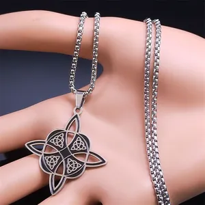 Detailaufnahme eines silbernen Keltenknoten-Anhängers an einer klassischen Box-Kette