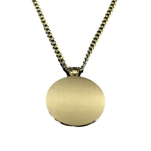 Collier en acier doré avec pendentif rond brossé et chaîne à mailles gourmette polie