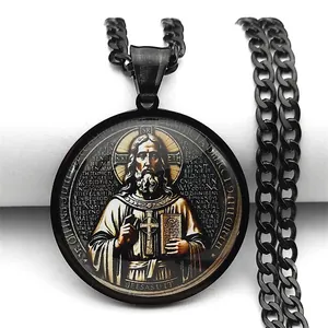 Détail du pendentif médaille Saint-Benoît en acier inoxydable noir avec portrait de Jésus