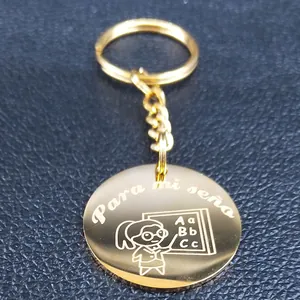 Macro detail of golden stainless steel keychain with laser engraved Para mi seño message