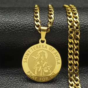 Nahaufnahme der Saint Teresa Goldkette mit Gravur auf einer klassischen Panzerkette für Damen