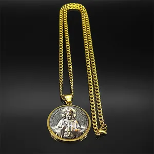 Détail de la médaille de Saint Benoît plaquée or 18 carats avec une chaîne gourmette