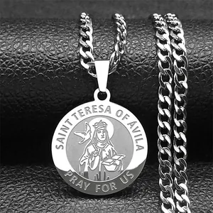 Nahaufnahme der gravierten Saint Teresa Silbermedaille an einer Panzerkette aus Edelstahl