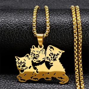 Gouden roestvrijstalen ketting met drie schattige katten hanger op zwart lederen achtergrond