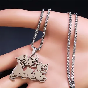 Detailweergave van de hanger met drie kittens aan een gepolijste vierkante parelketting