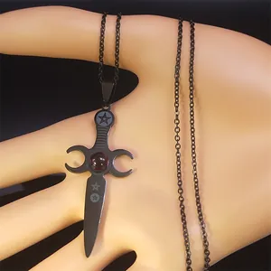 Collar de espada gótica con lunas crecientes y piedra roja en acero inoxidable