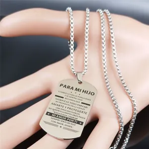 Détail du collier plaque d'identité en acier argenté avec texte espagnol en main