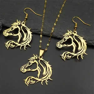 Detailansicht des goldenen Edelstahl-Schmucksets mit hohlem Pferdekopf-Motiv