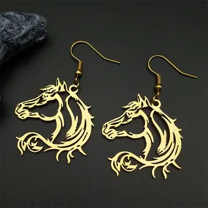 Detailansicht der goldenen Pferde-Ohrhänger mit hohlem, künstlerischem Design aus Edelstahl