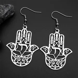 Vue détaillée des boucles d'oreilles Main de Fatma avec l'Étoile de David et Chai