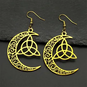 Detail goldener Mondsichel-Ohrringe mit einem hohl geschnittenen keltischen Triquetra-Knoten