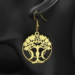 Pendientes dorados Árbol de la Vida con diosa y pentagrama en maniquí negro elegante
