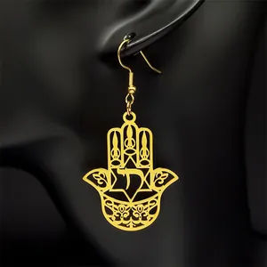 Boucles d'oreilles Main de Fatma dorées avec symbole Chai sur mannequin noir mat