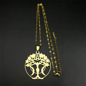 Detalle del collar dorado del Árbol de la Vida con silueta Wicca de luna y estrella