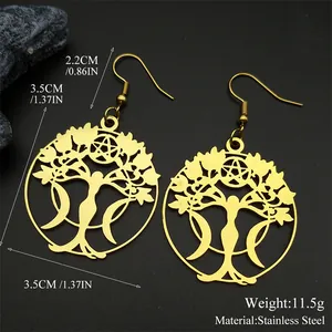 Detalle de pendientes árbol de la vida dorados con diámetro 3,5cm y gancho de 2,2cm