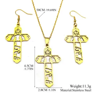 Set collana e orecchini a croce in acciaio inossidabile dorato con incisione religiosa