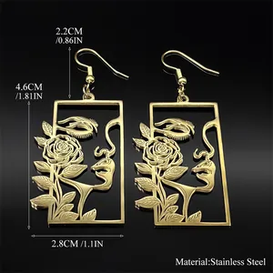 Vue détaillée des boucles d'oreilles portrait creux et rose avec dimensions en acier doré