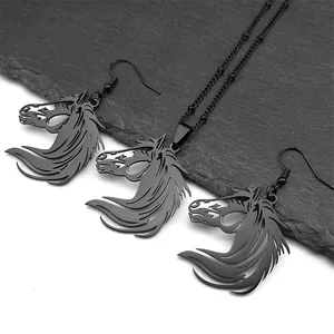 Detailansicht des mattschwarzen Edelstahl-Schmucksets mit Pferdekopfsilhouette