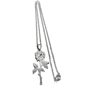 Collana con ciondolo a rosa traforata in acciaio inossidabile argento su fondo bianco