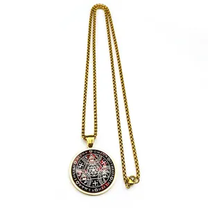 Vue détaillée de la chaîne box dorée avec un pendentif amulette mystique circulaire