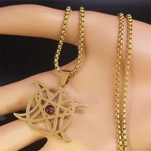 Détail du collier déesse doré avec pierre rouge et pendentif pentagramme