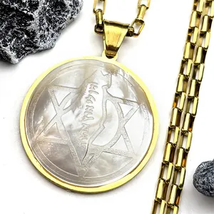 Dettaglio della stella di David dorata e mappa su collana con ciondolo in madreperla