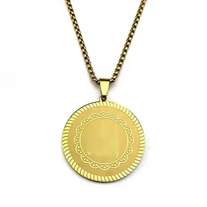 Collana con ciondolo rotondo dorato con calligrafia araba e catena a scatola in acciaio