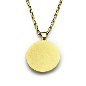 Collana minimalista con pendente a sole in conchiglia dorata con finitura spazzolata