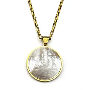 Collana con mappa d'Israele dorata con pendente in conchiglia e stella di David incisa