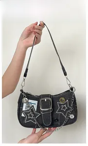 Détails du sac sous le bras en denim avec chaîne argentée, boucles et broderie d'étoiles