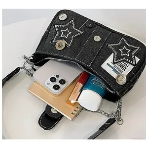 Sac bandoulière Y2K en denim avec étoiles montrant une grande capacité intérieure