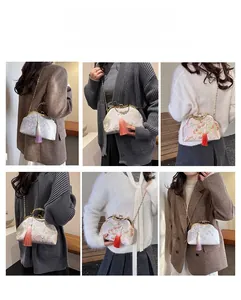 Vues détaillées du sac brodé de fleurs montrant plusieurs façons de porter le sac
