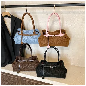 Vue détaillée de quatre sacs cabas à imprimé léopard en diverses couleurs avec boucles