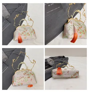 Vue multi-angle d'un sac brodé vintage avec poignée dorée et pendentif gland