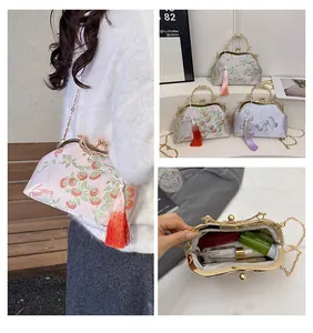 Vue détaillée du sac en soie brodé de style oriental avec motif fraise et gland