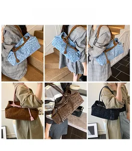 Sacs cabas léopard en quatre couleurs avec pompons en cuir et bandoulières fines