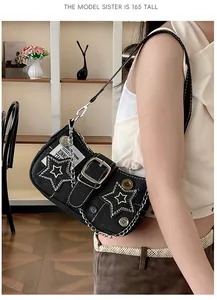 Sac Y2K en denim noir avec patchs d'étoiles et chaîne porté par un mannequin de 165cm