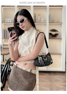 Détail du sac bandoulière Y2K en denim avec coutures blanches et écusson étoile en métal