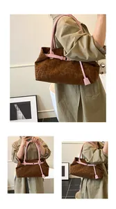 Détail du sac cabas léopard avec bandoulières roses contrastées et boucles en métal