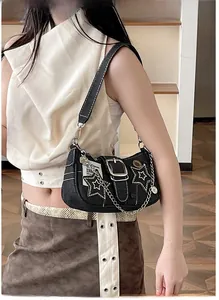 Détail du sac étoile Y2K avec chaîne argentée et boucle en métal sur toile noire