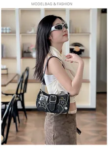 Détails de broderie étoile et boucles métalliques sur le sac bandoulière Y2K en denim noir
