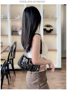 Détail du sac sous le bras en denim Y2K avec broderie d'étoiles et boucles métalliques