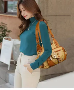 Dettaglio borsa in pelle lavata bicolore con borchie e tasche multiple da donna