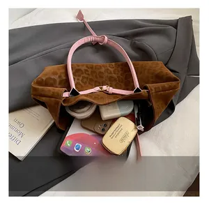 Vue intérieure du cabas léopard montrant sa grande capacité pour tablette et maquillage