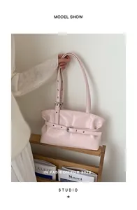 Détail du sac fourre-tout en cuir ciré plissé rose clair avec boucle et bandoulière