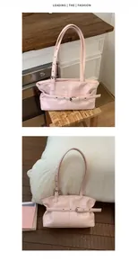 Détail du sac cabas rose en cuir ciré plissé avec bandoulière réglable et texture fine