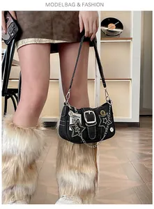 Détail du sac Y2K en denim noir avec étoiles et chaînes porté par un mannequin