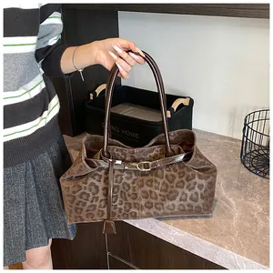 Détails du sac fourre-tout à motif léopard avec des anses en cuir marron et boucle